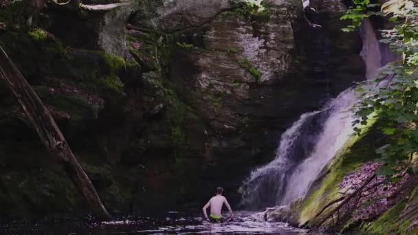 Jovem Relaxa Desfruta Vista Fundo Uma Cachoeira — Vídeo de Stock