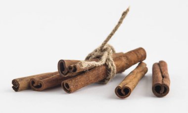 Beyaz arka plan kesme izole tarçın