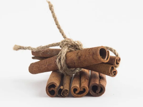 Beyaz arka plan kesme izole tarçın