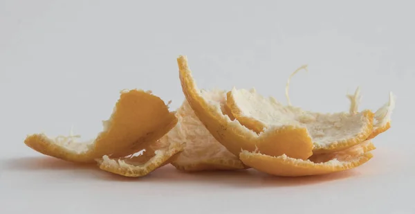 Bir pencerenin önünde masada mandalina kabuğu