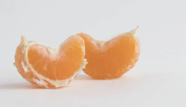Olgun sulu soyulmuş mandalina. Beyaz arka plan üzerinde izole