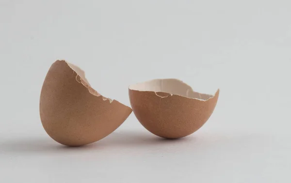 Beyaz arka plan üzerinde yumurta kabuğu