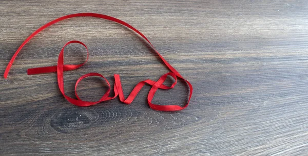 Seviyorum. Ahşap backgraund şerit aşk söz