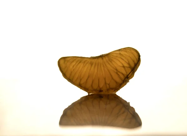 Mandalina narenciye meyve dilim izole.