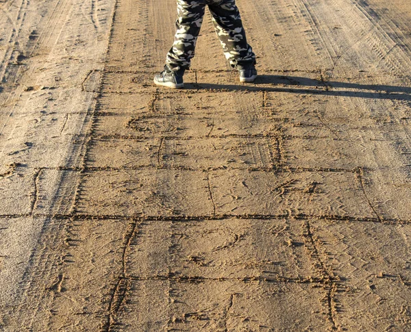 Açık havada oyun parkında Seksek oynayan çocuklar. Seksek popüler sokak oyunu. Arkadan Görünüm