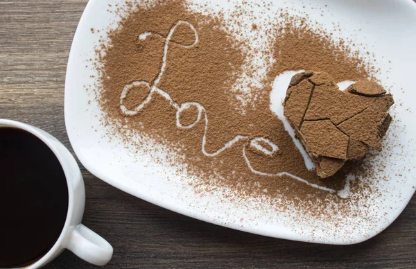 Çikolatalı kek kurabiye kahve beyaz tabak fincan üzerinde kalp şeklinde. Aşk ve ilişki hakkında kavramı.