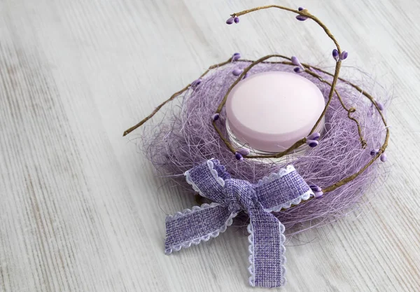 ürün ve taze lavanta buket beyaz ahşap masa arka plan üzerinde damat