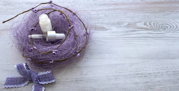 bir pipet ile kozmetik nemlendirici açık mor sesal yatıyor. Beyaz ahşap arka plan üzerinde