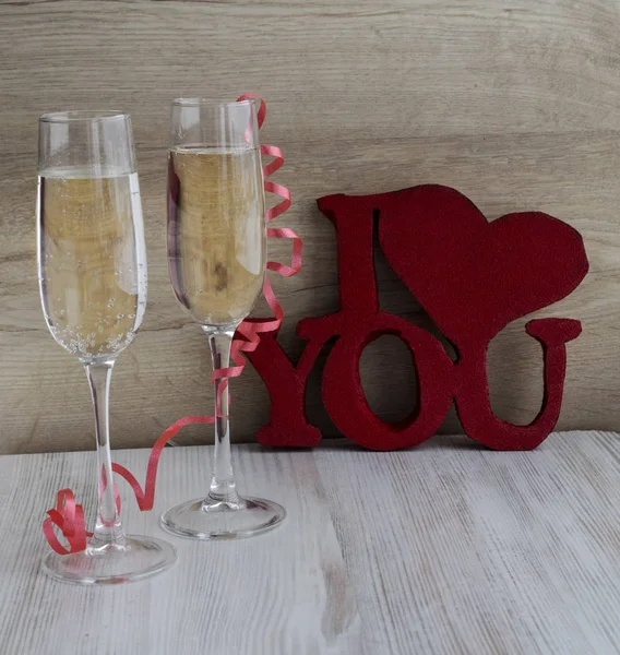 İki kadeh şampanya ile. Dekor yazıt seni seviyorum.