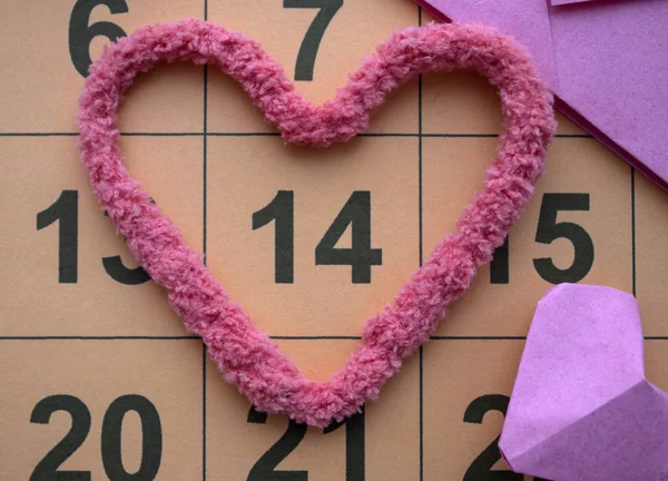 Pembe kalp şekli takvim sayfası 14 Şubat Sevgililer günü gösteren