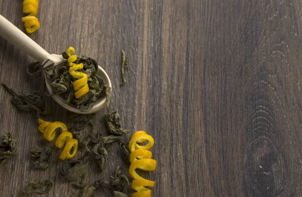 Narenciye çay. Portakal lezzet. Çay limon ve portakal. Çeşitli tatlar. Kurutulmuş ve portakal dilimleri yaprakları. Arka plan kaynak dağınık