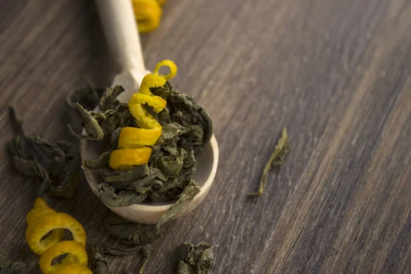 Narenciye çay. Portakal lezzet. Çay limon ve portakal. Çeşitli tatlar. Kurutulmuş ve portakal dilimleri yaprakları. Arka plan kaynak dağınık