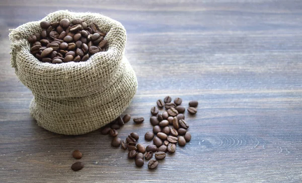 kahve çekirdekleri ahşap zemin üzerine çuval