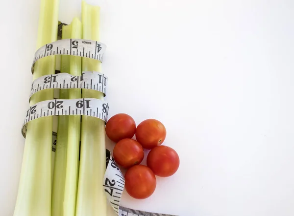 kereviz, domates ve beyaz bir arka plan kasette. Vegan