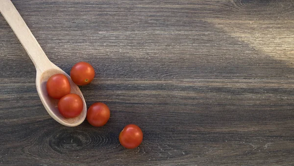 Tahta masadaki kırmızı domateslerin üst görüntüsü