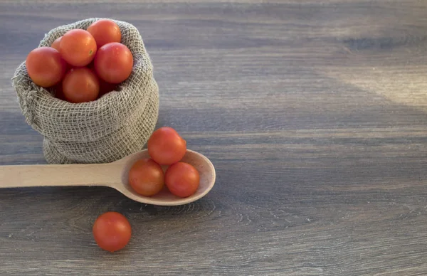 domates izole beyaz arka plan üzerinde tuval çanta