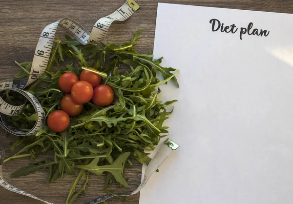 Diyet planı, menü veya program, mezura ve ahşap arka plan, kilo kaybı ve detoks kavramı, üstten görünüm taze salata diyet gıda