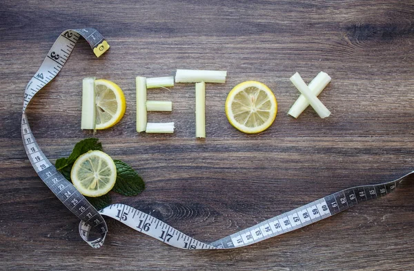 yazıt detoks, metin çiftlik ürünleri, sebze, nane yaprağı, kereviz, brokoli, portre, ahşap zemin, üzerine doğranmış sebze gelen mektuplar makro