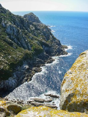 Güneşli bir günde kayalıkların kıyı manzara.