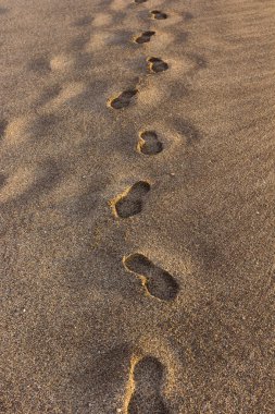 Kumda işaretlenmiş bir kişinin ayak izleri.