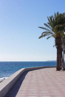 Güneşli bir günde insanlar olmadan gezinti