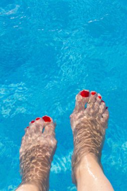 Havuzda ayaklarınızı serinletmek