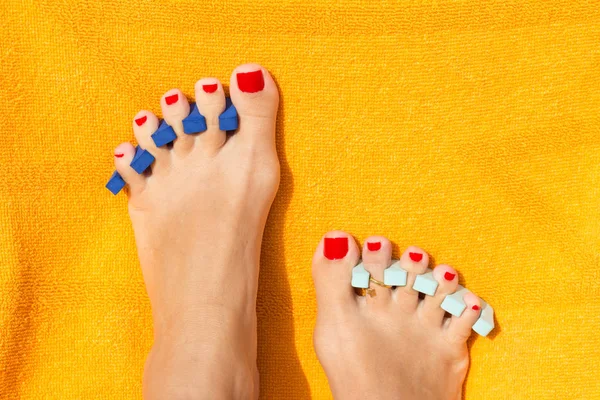 Bir yaz gününde ayaklarına bakmak