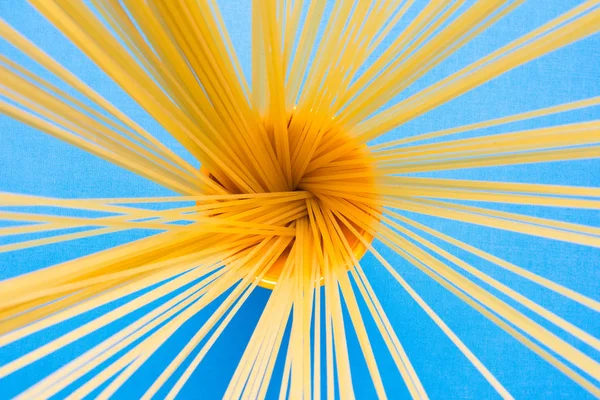 Bukiet spaghetti koncentrycznie ułożone w centrum — Zdjęcie stockowe