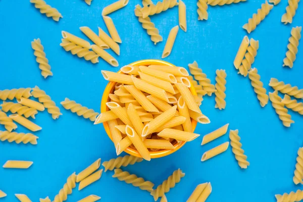 Some macaroni inside a container of the same color — Stock Photo, Image