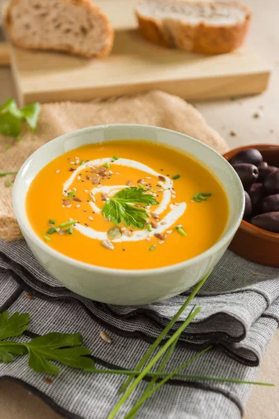 Maydanoz yaprakları ile kabak krem, sıvı krem ve tohumlar