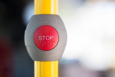 Odak dışı arka plana sahip sarı yapıdaki sinyali durdurun