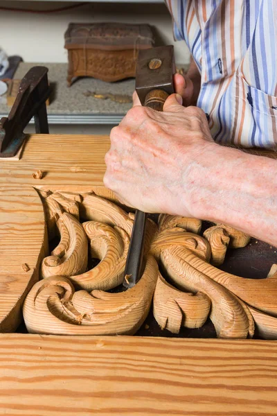 Händerna på vuxen person carving trä med trycka ut Royaltyfria Stockfoton