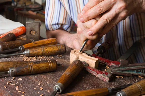 Mani di persona adulta intaglio legno con sgorbia — Foto Stock