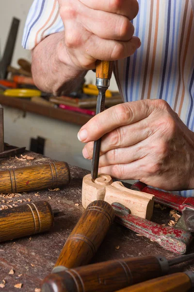 Händerna på vuxen person carving trä med trycka ut — Stockfoto