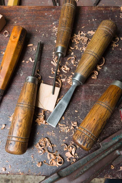 Uppsättning av skölpar för carving trä på bänken Royaltyfria Stockfoton