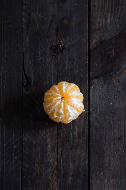 Rustik masada soyulmuş ve izole mandalina