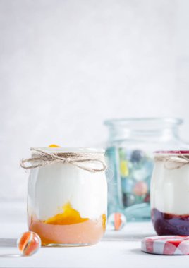 Reçelli yoğurtlar çocuk misketleriyle çevrili