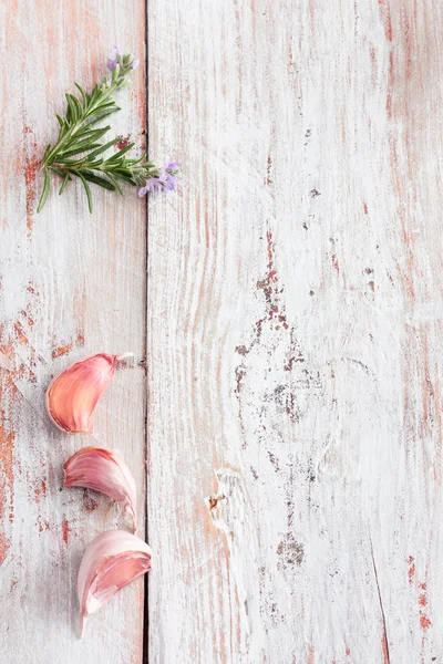 Sarımsak ve rustik ahşap biberiye sprig