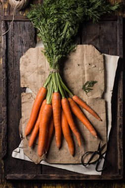 Kullanılan kağıt ve rustik masada havuç demet havadan görünümü