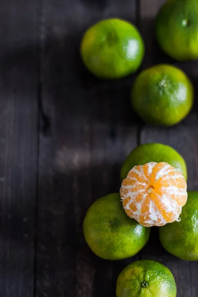 Skalade Tangerine placeras på andra som inte är Stockbild