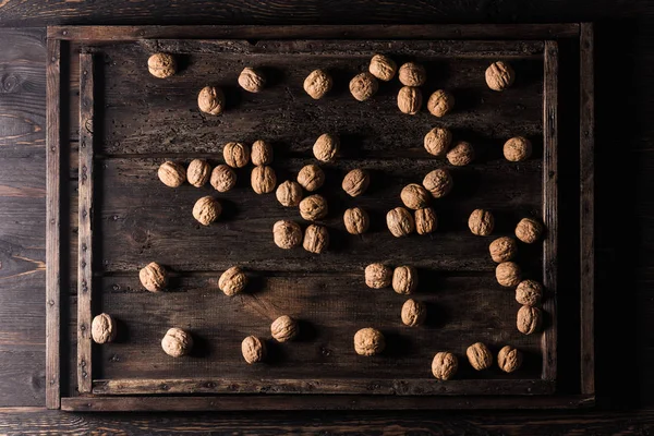 Rustik ahşap yüzeye dağınık ceviz