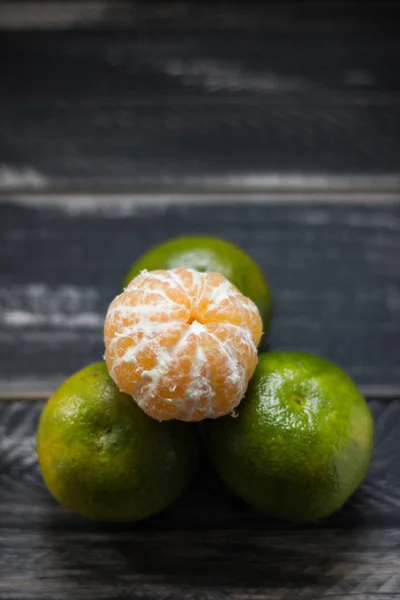 Soyulmuş mandalina olmayan diğerleri üzerine yerleştirilir