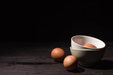 Rustik masada taze yumurta ve kaseler