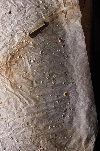 Kırıntıları ve kullanım işaretleri artıkları ile pişirme kağıdı yakın çekim