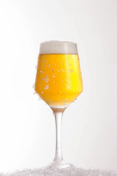 Don üzerinde soğuk bardakta taze bira