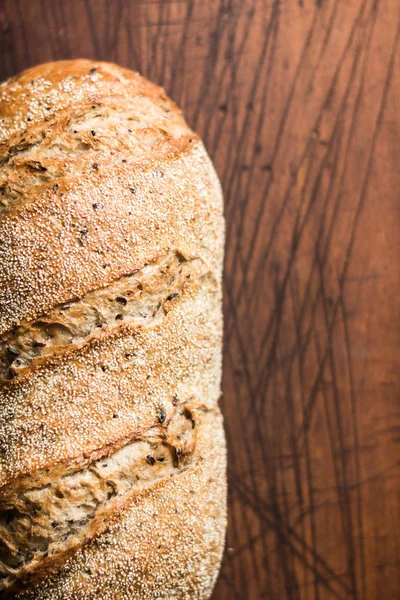 Kesme tahtasında bir somun ekmek