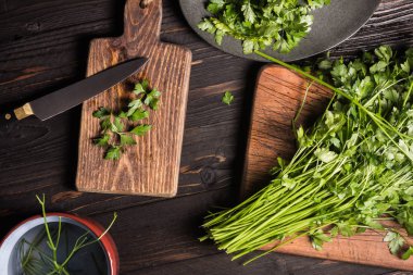 Maydanoz demet hava çekimi, kesim panoları ve bıçak