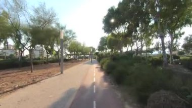 Bisiklet yolu boyunca sinematik sürüş.