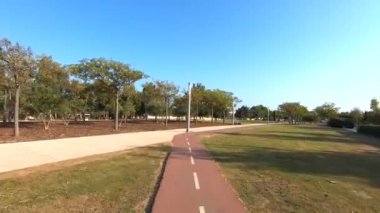Bisiklet yolu boyunca sinematik sürüş.