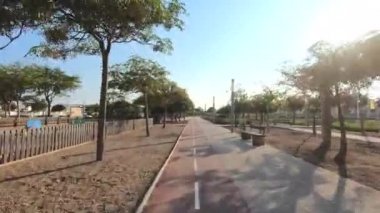 Bisiklet yolu boyunca sinematik sürüş.